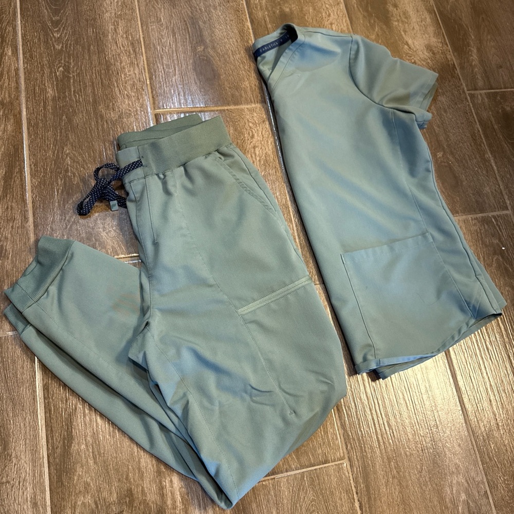 Fabletics Scrub Set - Picture 2 of 2